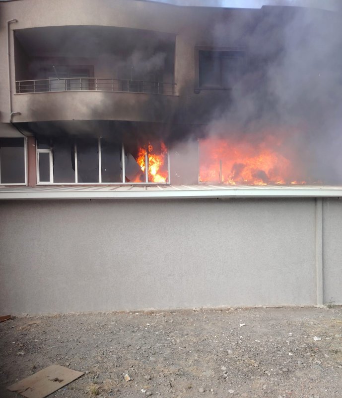 Alevlerin yükseldiği mobilya mağazasında yaşanan yangın apartmanda paniğe neden oldu - Alevlerin yükseldiği apartmandan kurtarılan kadın: "Allah'ım, kurban olduğum bize yardım et" (Fotoğraflı) İsmet Biçen HATAY (İHA) - Hatay'da alevlere teslim olan mobilya mağazasında yaşanan yangında apartmanda yaşayan vatandaşlar panik yaşadılar. Vatandaşların kurtarıldıkları esnada "Allah'ım, kurban olduğum bize yardım et" dedikleri anlarsa kameraya yansıdı. Yangın; Arsuz ilçesi Gökmeydan Mahallesi Ahmet Taner Kışlalı Caddesi üzerinde bulunan mobilya mağazasında yaşandı. Mağazada yaşanan sebebi bilinmeyen yangında kısa sürede alevler yükseldi. İhbar üzerine bölgeye itfaiye ekipleri sevk edildi. Alevlerin yükseldiği ve dumanın sardığı apartmanda mahsur kalan vatandaşları Hatay Büyükşehir Belediyesi itfaiye ekipleri kurtardı. Yangın, itfaiye ekiplerinin hızlı müdahalesiyle kontrol altına alınırken mağaza kullanılmaz hale geldi ve apartmandaki daireler zarar gördü. Yangında 3 vatandaş itfaiye tarafından kurtarılırken yaralanma ve can kaybı yaşanmadı. Apartmanda yaşayan vatandaşların kurtarıldıkları esnada "Allah'ım, kurban olduğum bize yardım et" dedikleri anlarsa kameraya yansıdı. Yangınla ilgili polis ekipleri inceleme başlattı.