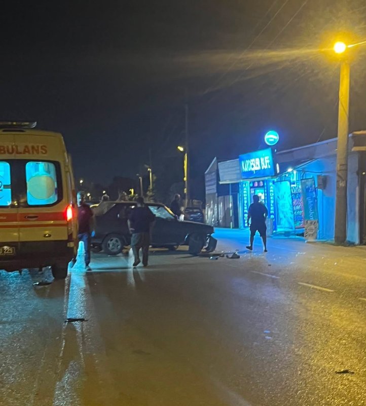 U' dönüşü yapmak isteyen otomobile 2 motosiklet ok gibi saplandı
