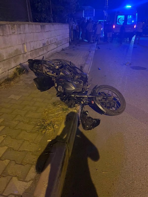 U' dönüşü yapmak isteyen otomobile 2 motosiklet ok gibi saplandı (Fotoğraflı) Ferit Savaş HATAY (İHA) - Hatay'da 'U' dönüşü yapacağı esnada manevra yapan otomobile aynı yönde ilerleyen 2 motosiklet çarptı. Kazada motosikletlerin, otomobile ok gibi saplandığı anlar kameraya yansırken 2 sürücü yaralandı. Kaza; Dörtyol ilçesi Ocaklı Mahallesi Musa Kazım Arıkan Bulvarı üzerinde yaşandı. Otomobil, cadde üzerinde u dönüşü yapmak için manevra yaptığı esnada aynı istikamette ilerleyen 2motosiklet çarptı. Kazada 2 motosikletin sürücüsü yaralandı. Yaralı sürücüler hastanede tedavi altına alındı. Motosikletlerin, otomobile ok gibi saplandığı anlarsa güvenlik kamerasına yansıdı.