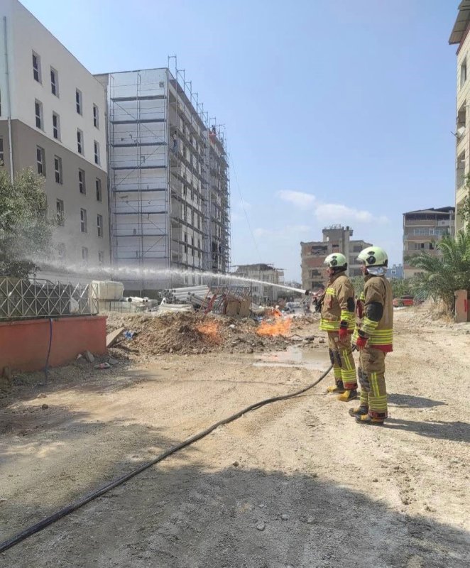 Defne’de doğalgaz borusunda yaşanan sızıntıdan alevler yükseldi (Fotoğraflı) Mehmet İhsan Çakar HATAY (İHA) - Hatay’da doğalgaz borusunda yaşanan sızıntı sonrası yükselen alevler, itfaiye ekiplerinin çalışmalarıyla çevreye sıçramadan kontrol altına alındı. Defne ilçesi Çekmece Mahallesi’nde doğalgaz borusunun yoldan ve bir binanın bahçesinden geçen kısımda yaşanan sızıntıdan dolayı alevler yükseldi. İhbar üzerine bölgeye itfaiye ve doğalaz şirketine ait ekipler sevk edildi. Doğalgaz sızıntısı yaşanan bölgede itfaiye ekipleri soğutma çalışması gerçekleştirdiler. Alevler, ekiplerin hızlı müdahalesiyle yangın çevreye sirayet etmeden söndürülürken doğalgaz şirketine bağlı ekiplerde güvenlik önlemi alarak arızayı giderdiler.
