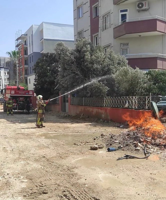 Defne’de doğalgaz borusunda yaşanan sızıntıdan alevler yükseldi (Fotoğraflı) Mehmet İhsan Çakar HATAY (İHA) - Hatay’da doğalgaz borusunda yaşanan sızıntı sonrası yükselen alevler, itfaiye ekiplerinin çalışmalarıyla çevreye sıçramadan kontrol altına alındı. Defne ilçesi Çekmece Mahallesi’nde doğalgaz borusunun yoldan ve bir binanın bahçesinden geçen kısımda yaşanan sızıntıdan dolayı alevler yükseldi. İhbar üzerine bölgeye itfaiye ve doğalaz şirketine ait ekipler sevk edildi. Doğalgaz sızıntısı yaşanan bölgede itfaiye ekipleri soğutma çalışması gerçekleştirdiler. Alevler, ekiplerin hızlı müdahalesiyle yangın çevreye sirayet etmeden söndürülürken doğalgaz şirketine bağlı ekiplerde güvenlik önlemi alarak arızayı giderdiler.