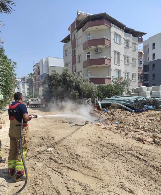 Defne’de doğalgaz borusunda yaşanan sızıntıdan alevler yükseldi (Fotoğraflı) Mehmet İhsan Çakar HATAY (İHA) - Hatay’da doğalgaz borusunda yaşanan sızıntı sonrası yükselen alevler, itfaiye ekiplerinin çalışmalarıyla çevreye sıçramadan kontrol altına alındı. Defne ilçesi Çekmece Mahallesi’nde doğalgaz borusunun yoldan ve bir binanın bahçesinden geçen kısımda yaşanan sızıntıdan dolayı alevler yükseldi. İhbar üzerine bölgeye itfaiye ve doğalaz şirketine ait ekipler sevk edildi. Doğalgaz sızıntısı yaşanan bölgede itfaiye ekipleri soğutma çalışması gerçekleştirdiler. Alevler, ekiplerin hızlı müdahalesiyle yangın çevreye sirayet etmeden söndürülürken doğalgaz şirketine bağlı ekiplerde güvenlik önlemi alarak arızayı giderdiler.