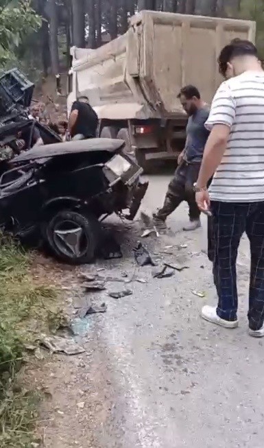 Erzin-Zorkun yayla yolunda feci kaza: 9 yaralı (Fotoğraflı) Mert Çelik - Ferit Savaş HATAY (İHA) - Hatay’ın Erzin ilçesi ile Osmaniye’nin Zorkun Yaylası arasındaki yolda hafriyat kamyonu ile otomobilin karıştığı trafik kazasında 9 kişi yaralandı. Kaza, Erzin’in Bağrıaçık Yaylası ile Osmaniye’nin Zorkun Yaylası arasındaki yolda meydana geldi. Hafriyat kamyonu ile otomobilin karıştığı kazada araçlarda bulunan 9 kişi yaralandı. İhbar üzerine bölgeye sağlık ve güvenlik ekipleri sevk edildi. Yaralılar, olay yerindeki ilk müdahalelerinin ardından ambulanslarla çevredeki hastanelere kaldırıldı. Kazayla ilgili inceleme başlatıldı.