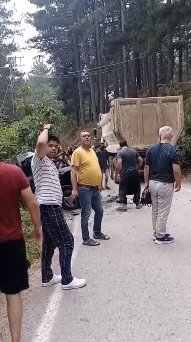 Erzin-Zorkun yayla yolunda feci kaza: 9 yaralı (Fotoğraflı) Mert Çelik - Ferit Savaş HATAY (İHA) - Hatay’ın Erzin ilçesi ile Osmaniye’nin Zorkun Yaylası arasındaki yolda hafriyat kamyonu ile otomobilin karıştığı trafik kazasında 9 kişi yaralandı. Kaza, Erzin’in Bağrıaçık Yaylası ile Osmaniye’nin Zorkun Yaylası arasındaki yolda meydana geldi. Hafriyat kamyonu ile otomobilin karıştığı kazada araçlarda bulunan 9 kişi yaralandı. İhbar üzerine bölgeye sağlık ve güvenlik ekipleri sevk edildi. Yaralılar, olay yerindeki ilk müdahalelerinin ardından ambulanslarla çevredeki hastanelere kaldırıldı. Kazayla ilgili inceleme başlatıldı.