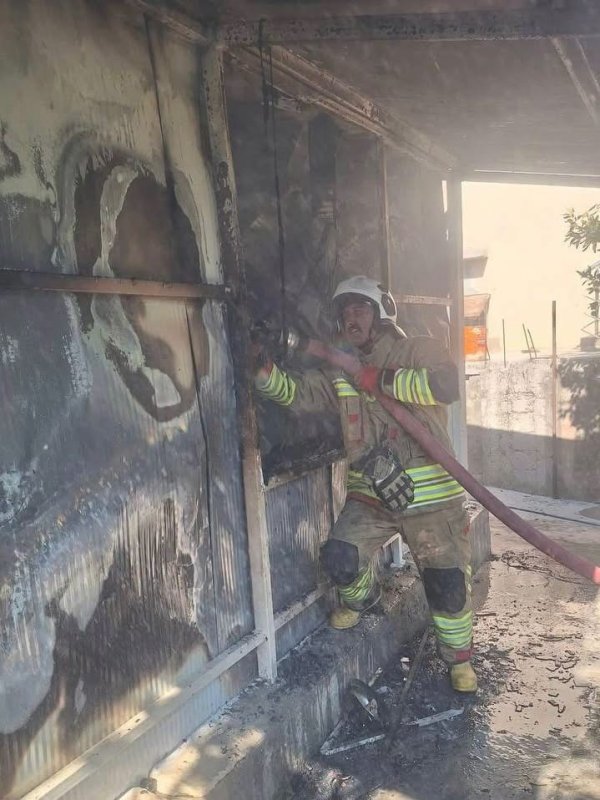 Altınözü’nde konteyner yangını yaşandı (Fotoğraflı) İlayda Korkmaz HATAY (İHA) - Hatay’ın Altınözü ilçesinde konteynerde çıkan yangın, ekiplerin hızlı müdahalesiyle büyümeden kontrol altına alındı. Yangın, Altınözü ilçesine bağlı Boynuyoğun Mahallesi’nde meydana geldi. İhbar üzerine bölgeye ekipler sevk edildi. Olay yerine kısa sürede ulaşan ekiplerin müdahalesiyle yangın büyümeden kontrol altına alındı. Yangının ardından bölgede soğutma çalışması gerçekleştirildi. Yangında konteyner kullanılmaz hale geldi.