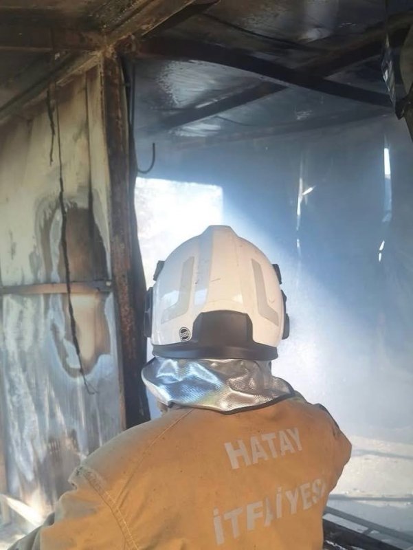 Altınözü’nde konteyner yangını yaşandı (Fotoğraflı) İlayda Korkmaz HATAY (İHA) - Hatay’ın Altınözü ilçesinde konteynerde çıkan yangın, ekiplerin hızlı müdahalesiyle büyümeden kontrol altına alındı. Yangın, Altınözü ilçesine bağlı Boynuyoğun Mahallesi’nde meydana geldi. İhbar üzerine bölgeye ekipler sevk edildi. Olay yerine kısa sürede ulaşan ekiplerin müdahalesiyle yangın büyümeden kontrol altına alındı. Yangının ardından bölgede soğutma çalışması gerçekleştirildi. Yangında konteyner kullanılmaz hale geldi.