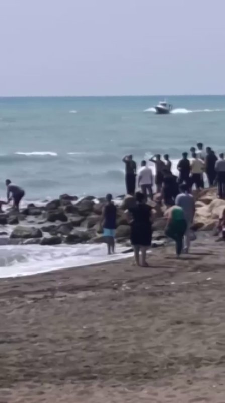 Denize girmeyin uyarısına aldırış etmeyen 14 yaşındaki çocuk dalgalara kapılarak kayboldu (Fotoğraflı) Aykut Taştan HATAY (İHA) - Hatay’ın Samandağ ilçesinde kaymakamlık tarafından yapılan ‘denize girmeyin’ uyarısına aldırış etmeyen 3 kişi dalgalara kapıldı. Şahıslardan 2’si ekipler tarafından kurtarılırken, denizde kaybolan 14 yaşındaki çocuğu arama çalışmalar sürüyor. Samandağ Kaymakamlığı geçtiğimiz gün sosyal medya üzerinden yaptığı paylaşımda "DENİZE GİRMEK YASAKTIR" "İlçemizde beklenen olumsuz hava ve deniz şartları nedeniyle denize girmenin can ve mal emniyeti açısından tehlikeli olacağından denize girilmesi yasaktır" paylaşımı yapılmıştı. Uyarılara aldırış etmeyen Samandağ ilçesi Çevlik Sahili’nde denize giren 3 kişi dalgalara kapıldı. Şahıslardan 2’si ekipler tarafından kurtarılırken 14 yaşındaki M.A.H. dalgalara kapılarak denizde kayboldu. Sahil Güvenlik ve itfaiye ekipleri tarafından çocuğu arama çalışmalarının sürdüğü öğrenildi.