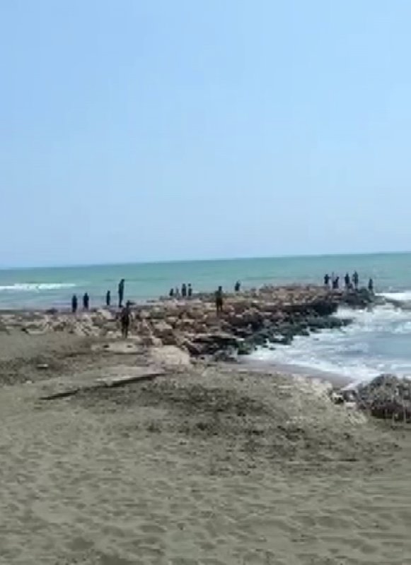 Denize girmeyin uyarısına aldırış etmeyen 14 yaşındaki çocuk dalgalara kapılarak kayboldu (Fotoğraflı) Aykut Taştan HATAY (İHA) - Hatay’ın Samandağ ilçesinde kaymakamlık tarafından yapılan ‘denize girmeyin’ uyarısına aldırış etmeyen 3 kişi dalgalara kapıldı. Şahıslardan 2’si ekipler tarafından kurtarılırken, denizde kaybolan 14 yaşındaki çocuğu arama çalışmalar sürüyor. Samandağ Kaymakamlığı geçtiğimiz gün sosyal medya üzerinden yaptığı paylaşımda "DENİZE GİRMEK YASAKTIR" "İlçemizde beklenen olumsuz hava ve deniz şartları nedeniyle denize girmenin can ve mal emniyeti açısından tehlikeli olacağından denize girilmesi yasaktır" paylaşımı yapılmıştı. Uyarılara aldırış etmeyen Samandağ ilçesi Çevlik Sahili’nde denize giren 3 kişi dalgalara kapıldı. Şahıslardan 2’si ekipler tarafından kurtarılırken 14 yaşındaki M.A.H. dalgalara kapılarak denizde kayboldu. Sahil Güvenlik ve itfaiye ekipleri tarafından çocuğu arama çalışmalarının sürdüğü öğrenildi.