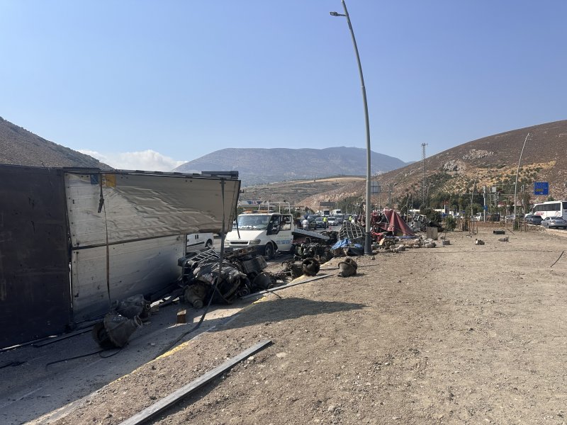 Kazada tırın dorsesinde taşınan iş makineleri parçaları çevreye yayılarak ortalığı savaş alanına çevirdi. Kazada hurdaya dönen tırın ağır yaralı sürücüsü ilk müdahalenin ardından hastanede tedavi altına alındı. Hurdaya dönen tır ve çevreye yayılan iş makinesi parçaları çekici yardımıyla kaldırılarak yol yeniden ulaşıma açıldı. Kazayı anlatan Mehmet Yılmaz, "Yabancı plakalı tır, Belen’den aşağı inerken freni patlayınca arabaya vurup sonra yan devrildi. Şoförü ambulans aldı götürdü. Tırda araç malzemesi var" dedi.
