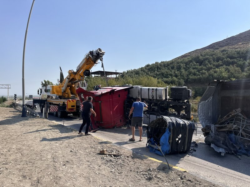 Kazada tırın dorsesinde taşınan iş makineleri parçaları çevreye yayılarak ortalığı savaş alanına çevirdi. Kazada hurdaya dönen tırın ağır yaralı sürücüsü ilk müdahalenin ardından hastanede tedavi altına alındı. Hurdaya dönen tır ve çevreye yayılan iş makinesi parçaları çekici yardımıyla kaldırılarak yol yeniden ulaşıma açıldı. Kazayı anlatan Mehmet Yılmaz, "Yabancı plakalı tır, Belen’den aşağı inerken freni patlayınca arabaya vurup sonra yan devrildi. Şoförü ambulans aldı götürdü. Tırda araç malzemesi var" dedi.