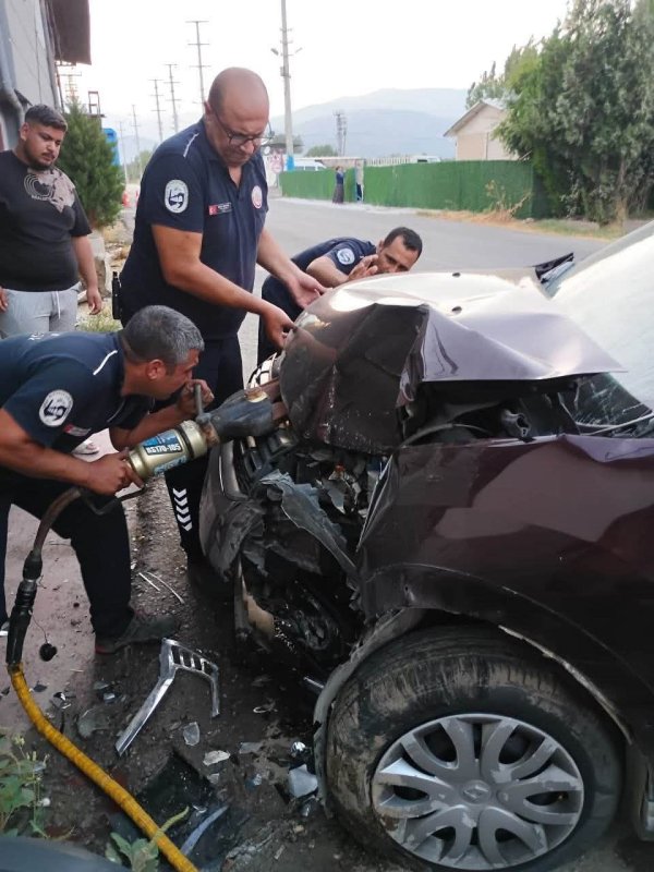 Antakya’da trafik kazası: 2 yaralı (Fotoğraflı) İsmet Biçen HATAY (İHA) - Hatay’ın Antakya ilçesinde motosikletle, otomobilin çarpışması sonucu yaşanan kazada 2 kişi yaralandı. Kaza; Antakya ilçesi Arpahan Mahallesi’nde yaşandı. Karşı yönlerden gelen motosiklet ve otomobil kafa kafaya çarpıştı. Kazada motosiklette bulunan 2 kişi yaralandı. Yaralı şahıslar sağlık ekiplerinin ilk müdahalesinin ardından hastanede tedavi altına alındı. Jandarma ekipleri kazayla ilgili inceleme başlattı.