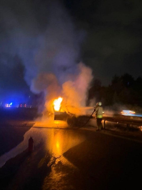 Belen’de yanan otomobil kullanılmaz hale geldi (Fotoğraflı) İlayda Korkmaz HATAY (İHA) - Hatay’ın Belen ilçesinde alevlere teslim olarak yanan otomobil kullanılmaz hale geldi. Yangın, Belen ilçesine bağlı Sarımazı Mahallesi’nde meydana geldi. Seyir halindeki otomobilden alevler yükselmesi üzerine bölgeye ekipler sevk edildi. Olay yerine kısa sürede ulaşan itfaiye ekiplerinin müdahalesiyle yangın kontrol altına alındı. Yangında can kaybı veya yaralanma yaşanmazken, ekipler tarafından soğutma çalışması gerçekleştirildi ve otomobil kullanılmaz hale geldi.