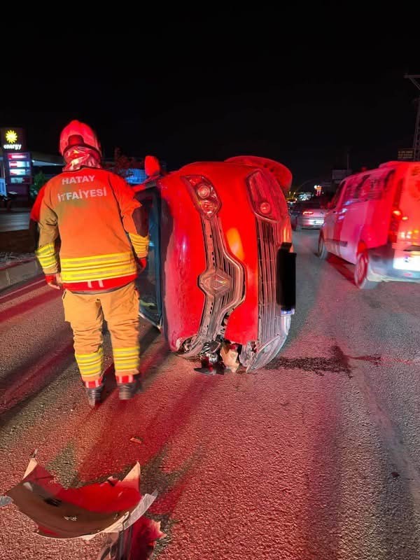 Samandağ’da trafik kazası: 1 yaralı (Fotoğraflı) İlayda Korkmaz HATAY (İHA) - Hatay’ın Samandağ ilçesinde takla atarak yan yatan otomobilin sürücüsü yaralandı. Kaza, Samandağ ilçesine bağlı Uzunbağ Mahallesi’nde meydana geldi. Seyir halindeki otomobil sürücüsünün kontrolünü kaybetmesiyle yan yattı. Kazanın ihbar edilmesi üzerine bölgeye ekipler sevk edildi. Olay yerine kısa sürede ulaşan ekipler, kazada yaralanan vatandaşı bulunduğu yerden kurtararak sağlık ekiplerine teslim etti. Ekipler tarafından olay yerinde gerekli emniyet tedbirleri alınırken, kazayla ilgili inceleme başlatıldı.