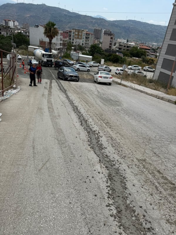 Yola beton döker mikser sürücüsüne 191 bin TL ceza (Fotoğraflı) Mehmet Uras HATAY (İHA) - Hatay'ın Samandağ ilçesinde yola beton dökerek çevreyi kirleten beton mikseri sürücüsüne zabıta ekipleri 191 bin 867 TL idari para cezası uyguladı. Samandağ'da çevreyi kirleterek yola beton döken mikser sürücüsü vatandaşların ihbarı üzerine tespit edildi. Samandağ Belediyesi zabıta ekipleri, sürücüye 191 bin 867 TL'lik büyük ceza uyguladı. Samandağ Belediyesi; daha temiz, daha güvenli ve daha yaşanabilir bir kent için denetimlerini aralıksız sürdüreceğini belirterek, vatandaşlardan gelen ihbar ve bildirimlerin de titizlikle değerlendirilmeye devam edileceğini vurguladı.