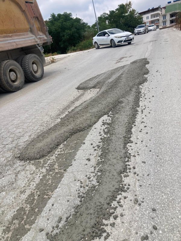Yola beton döker mikser sürücüsüne 191 bin TL ceza (Fotoğraflı) Mehmet Uras HATAY (İHA) - Hatay'ın Samandağ ilçesinde yola beton dökerek çevreyi kirleten beton mikseri sürücüsüne zabıta ekipleri 191 bin 867 TL idari para cezası uyguladı. Samandağ'da çevreyi kirleterek yola beton döken mikser sürücüsü vatandaşların ihbarı üzerine tespit edildi. Samandağ Belediyesi zabıta ekipleri, sürücüye 191 bin 867 TL'lik büyük ceza uyguladı. Samandağ Belediyesi; daha temiz, daha güvenli ve daha yaşanabilir bir kent için denetimlerini aralıksız sürdüreceğini belirterek, vatandaşlardan gelen ihbar ve bildirimlerin de titizlikle değerlendirilmeye devam edileceğini vurguladı.