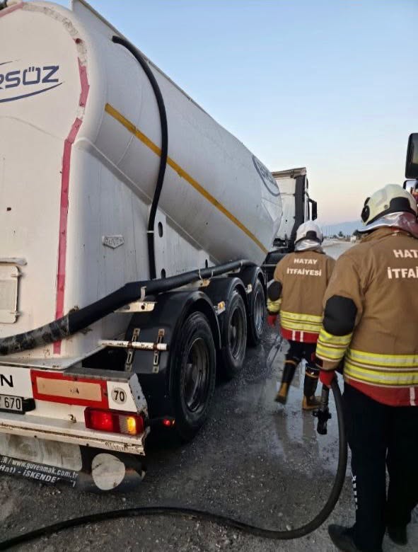 HASSA'DA SEYİR HALİNDEKİ TIR ALEV ALDI