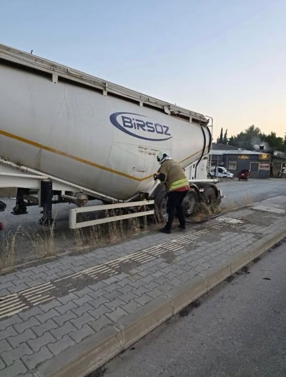 HASSA'DA SEYİR HALİNDEKİ TIR ALEV ALDI