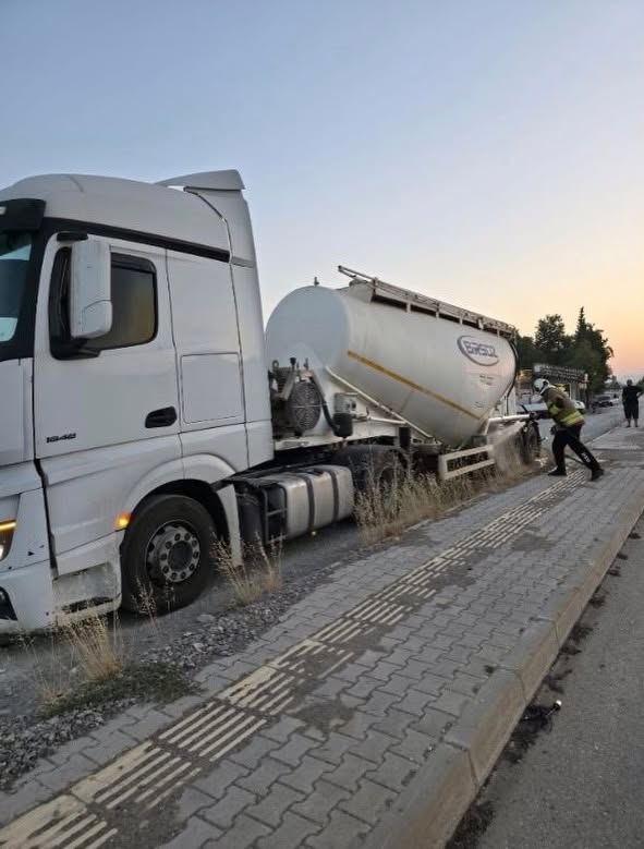 HASSA'DA SEYİR HALİNDEKİ TIR ALEV ALDI