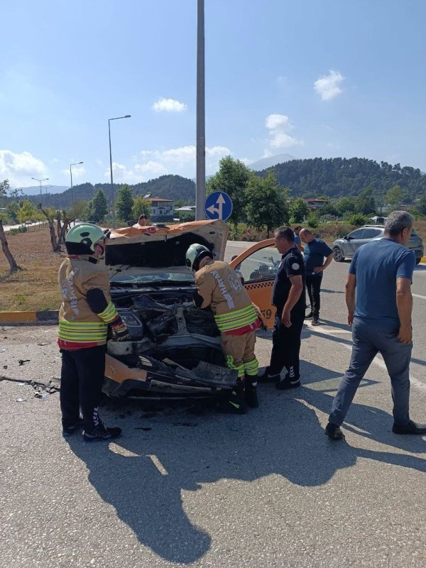 Hatay'da Trafik Kazası: 6 Yaralı