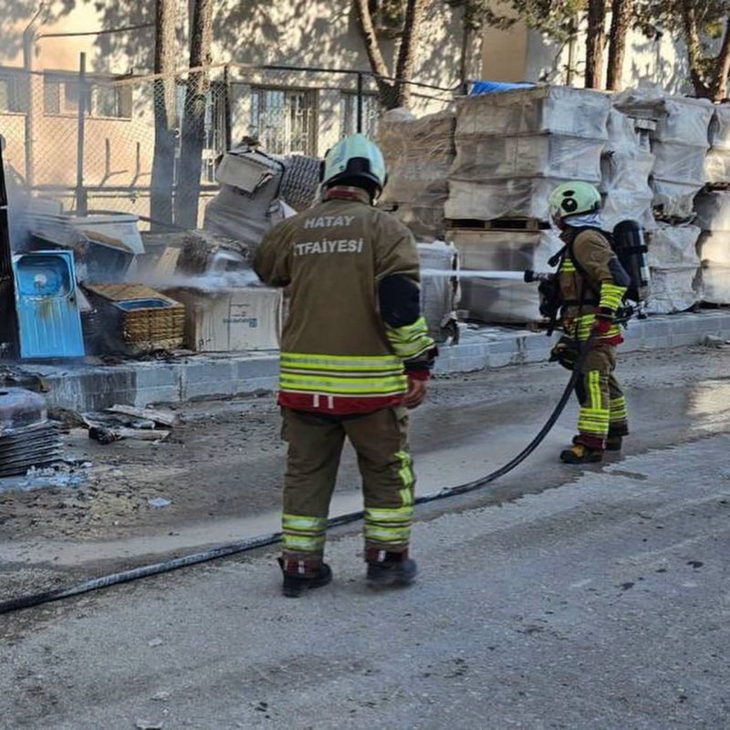 HATAY'IN O MAHALLESİ'NDE İNŞAAT MALZEMELERİ YANDI
