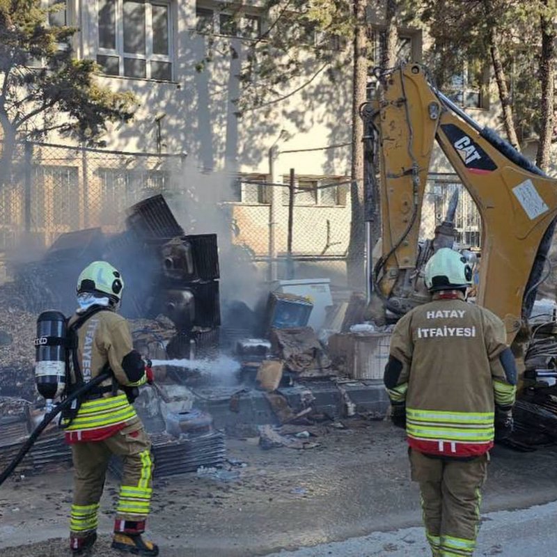 HATAY'IN O MAHALLESİ'NDE İNŞAAT MALZEMELERİ YANDI