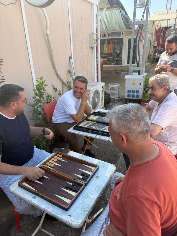 KARDEŞLİK ÇARŞISI’NDA 23 TEMMUZ COŞKUSU TAVLA TURNUVASI NEFES KESTİ 