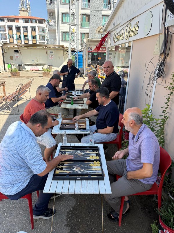 KARDEŞLİK ÇARŞISI’NDA 23 TEMMUZ COŞKUSU TAVLA TURNUVASI NEFES KESTİ 