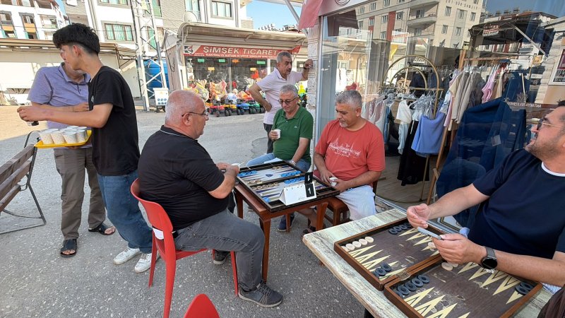 KARDEŞLİK ÇARŞISI’NDA 23 TEMMUZ COŞKUSU TAVLA TURNUVASI NEFES KESTİ 