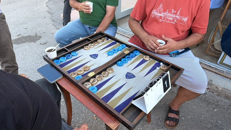 KARDEŞLİK ÇARŞISI’NDA 23 TEMMUZ COŞKUSU TAVLA TURNUVASI NEFES KESTİ 