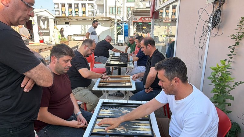 KARDEŞLİK ÇARŞISI’NDA 23 TEMMUZ COŞKUSU TAVLA TURNUVASI NEFES KESTİ