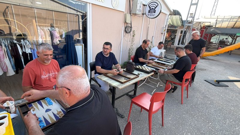 KARDEŞLİK ÇARŞISI’NDA 23 TEMMUZ COŞKUSU TAVLA TURNUVASI NEFES KESTİ 