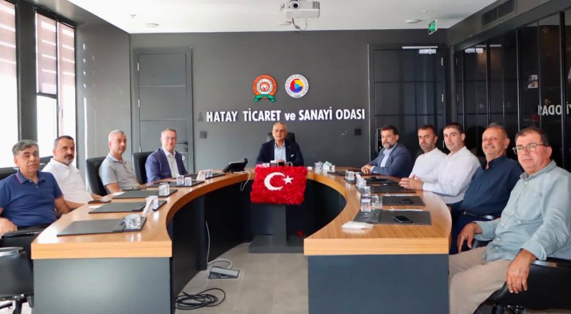 HATSO'DA DENGELERİ DEĞİŞTİREN BİRLEŞME ÇİNÇİN SAHAYA İNİYOR, KILIÇLAR’DAN TAM DESTEK Hatay Ticaret ve Sanayi Odası'nda (HATSO) yaklaşan kongre öncesi kulisler hareketlenirken, Hatay İnternet TV'nin edindiği bilgilere göre mevcut Başkan Hikmet Çinçin yeniden adaylık için hazırlıklara başladı. Kulislerde konuşulan en dikkat çekici gelişme ise Hataylı iş insanı Mehmet Kılıçlar'ın ekibiyle birlikte Çinçin'e destek verme kararı oldu. Hatay İnternet TV'nin ulaştığı bilgilere göre, HATSO Başkanı Hikmet Çinçin'in önümüzdeki günlerde yeniden sahaya inerek adaylık sürecini resmen başlatması bekleniyor. Kaynak Linki = https://www.hatayinternettv.com/haber/hatsoda-dengeleri-degistiren-birlesme-cincin-sahaya-iniyor-kiliclardan-tam-destek-927403