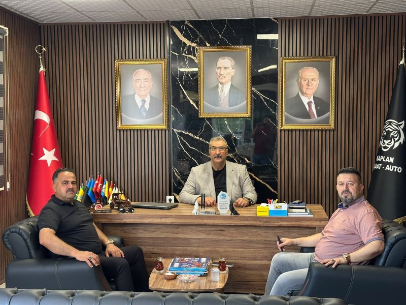 GAZETECİ CEREN VE DEMİRKOL'DAN BAŞKAN KAPLAN'A ZİYARET Hatay İnternet TV ve Ulus Gazetesi imtiyaz sahibi gazeteci Ali Ceren ile Demirkol Hafriyat işletme sahibi iş insanı Servet Demirkol, geçtiğimiz günlerde gerçekleştirilen kongrede güven tazeleyerek yeniden MHP Defne İlçe Başkanlığına seçilen Ferit Kaplan'ı ziyaret ederek hayırlı olsun dileklerini iletti. Samimi ortamda gerçekleşen ziyarette, Defne'nin gündemi, yerel çalışmalar ve kentin geleceğine ilişkin değerlendirmelerde bulunuldu. MHP Defne İlçe Başkanlığı'nda gerçekleşen ziyarette, birlik ve beraberlik mesajları verilirken, Defne'nin gelişimine katkı sağlayacak ortak çalışmalar konusunda da görüş alışverişinde bulunuldu. CEREN: HAYIRLI OLMASINI DİLİYORUM Hatay İnternet TV ve Ulus Gazetesi imtiyaz sahibi gazeteci Ali Ceren, Ferit Kaplan'ın yeniden ilçe başkanlığı görevine seçilmesinden dolayı duyduğu memnuniyeti dile getirerek, "Sayın Ferit Kaplan'ı yeniden üstlendiği görev dolayısıyla tebrik ediyor, başarılı çalışmalarının devamını diliyorum. Defne'mizin ve Hatay'ımızın gelişimine katkı sunacak her çalışmanın yanında olmaya devam edeceğiz." dedi. KAPLAN: BİRLİK İÇİNDE ÇALIŞMAYI SÜRDÜRECEĞİZ MHP Defne İlçe Başkanı Ferit Kaplan ise nazik ziyaretlerinden dolayı Ali Ceren ve Servet Demirkol'a teşekkür ederek, kendisine gösterilen güvene layık olmak için çalışmaya devam edeceklerini ifade etti. Kaplan, "Defne'mize ve hemşehrilerimize en iyi şekilde hizmet edebilmek için birlik ve beraberlik içerisinde çalışmalarımızı sürdüreceğiz. Nazik ziyaretleri ve iyi dilekleri bizleri memnun etmiştir." diye konuştu. DEMİRKOL: DEFNE İÇİN ORTAK AKIL ÖNEMLİ İş insanı Servet Demirkol da Ferit Kaplan'a yeni görev döneminde başarılar dileyerek, Defne'nin gelişimi ve toplumsal dayanışmanın güçlenmesi adına ortak akıl ve iş birliğinin önemine dikkat çekti. Demirkol, "Kentimizin geleceği için herkesin üzerine düşen sorumluluğu yerine getirmesi gerekiyor. Sayın Ferit Kaplan'a yeni döneminde başarılar diliyor, görevinin hayırlı olmasını temenni ediyorum." ifadelerini kullandı.