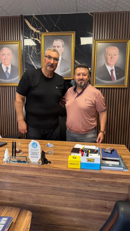 GAZETECİ CEREN VE DEMİRKOL'DAN BAŞKAN KAPLAN'A ZİYARET Hatay İnternet TV ve Ulus Gazetesi imtiyaz sahibi gazeteci Ali Ceren ile Demirkol Hafriyat işletme sahibi iş insanı Servet Demirkol, geçtiğimiz günlerde gerçekleştirilen kongrede güven tazeleyerek yeniden MHP Defne İlçe Başkanlığına seçilen Ferit Kaplan'ı ziyaret ederek hayırlı olsun dileklerini iletti. Samimi ortamda gerçekleşen ziyarette, Defne'nin gündemi, yerel çalışmalar ve kentin geleceğine ilişkin değerlendirmelerde bulunuldu. MHP Defne İlçe Başkanlığı'nda gerçekleşen ziyarette, birlik ve beraberlik mesajları verilirken, Defne'nin gelişimine katkı sağlayacak ortak çalışmalar konusunda da görüş alışverişinde bulunuldu. CEREN: HAYIRLI OLMASINI DİLİYORUM Hatay İnternet TV ve Ulus Gazetesi imtiyaz sahibi gazeteci Ali Ceren, Ferit Kaplan'ın yeniden ilçe başkanlığı görevine seçilmesinden dolayı duyduğu memnuniyeti dile getirerek, "Sayın Ferit Kaplan'ı yeniden üstlendiği görev dolayısıyla tebrik ediyor, başarılı çalışmalarının devamını diliyorum. Defne'mizin ve Hatay'ımızın gelişimine katkı sunacak her çalışmanın yanında olmaya devam edeceğiz." dedi. KAPLAN: BİRLİK İÇİNDE ÇALIŞMAYI SÜRDÜRECEĞİZ MHP Defne İlçe Başkanı Ferit Kaplan ise nazik ziyaretlerinden dolayı Ali Ceren ve Servet Demirkol'a teşekkür ederek, kendisine gösterilen güvene layık olmak için çalışmaya devam edeceklerini ifade etti. Kaplan, "Defne'mize ve hemşehrilerimize en iyi şekilde hizmet edebilmek için birlik ve beraberlik içerisinde çalışmalarımızı sürdüreceğiz. Nazik ziyaretleri ve iyi dilekleri bizleri memnun etmiştir." diye konuştu. DEMİRKOL: DEFNE İÇİN ORTAK AKIL ÖNEMLİ İş insanı Servet Demirkol da Ferit Kaplan'a yeni görev döneminde başarılar dileyerek, Defne'nin gelişimi ve toplumsal dayanışmanın güçlenmesi adına ortak akıl ve iş birliğinin önemine dikkat çekti. Demirkol, "Kentimizin geleceği için herkesin üzerine düşen sorumluluğu yerine getirmesi gerekiyor. Sayın Ferit Kaplan'a yeni döneminde başarılar diliyor, görevinin hayırlı olmasını temenni ediyorum." ifadelerini kullandı.