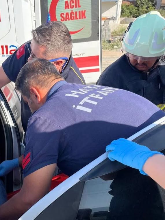 ARSUZ'DA TRAFİK KAZASI: BİR YARALI KURTARILDI Hatay'ın Arsuz ilçesine bağlı Madenli Mahallesi'nde meydana gelen trafik kazasında araçta sıkışan bir kişi, itfaiye ekiplerinin zamanında müdahalesiyle kurtarılarak sağlık ekiplerine teslim edildi. Kazanın ardından bölgede gerekli güvenlik önlemleri alındı. Arsuz ilçesi Madenli Mahallesi'nde meydana gelen trafik kazasının ihbar edilmesi üzerine Hatay Büyükşehir Belediyesi İtfaiye Daire Başkanlığı ekipleri olay yerine sevk edildi. Kaza yerine ulaşan ekipler, araç içerisinde sıkışan yaralı vatandaşı kurtarmak için kısa sürede çalışma başlattı. SIKIŞTIĞI ARAÇTAN KURTARILDI İtfaiye ekiplerinin titizlikle yürüttüğü kurtarma çalışması sonucunda araçta sıkışan yaralı bulunduğu yerden çıkarıldı. İlk müdahalesi olay yerinde yapılan yaralı, daha sonra sağlık ekiplerine teslim edilerek ambulansla hastaneye kaldırıldı. Kurtarma çalışmalarının tamamlanmasının ardından ekipler tarafından kaza bölgesinde gerekli emniyet tedbirleri alınarak çevre güvenliği sağlandı. Kazayla ilgili inceleme başlatıldı.