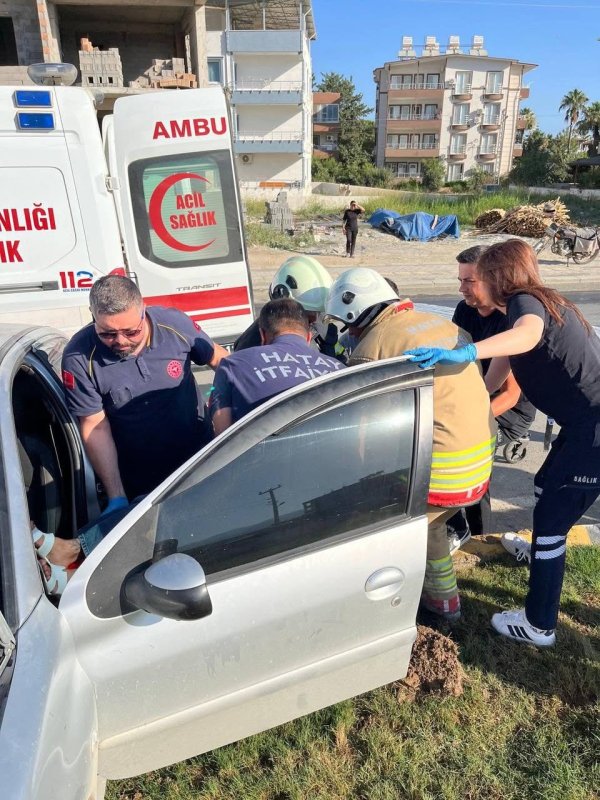 ARSUZ'DA TRAFİK KAZASI: BİR YARALI KURTARILDI