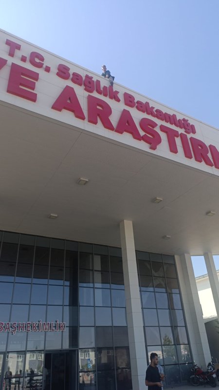 HATAY’DA VATANDAŞ HASTANENİN ÇATISINA ÇIKTI