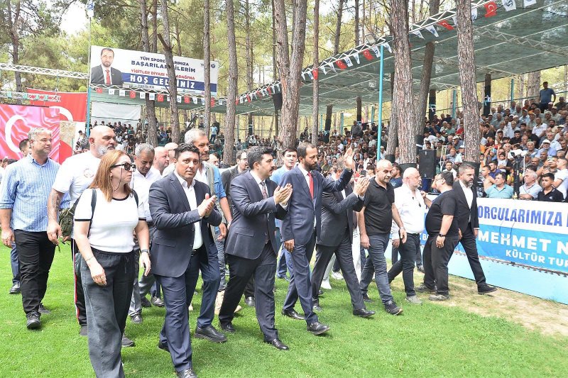 YAYLADAĞI’NDA PROTOKOL VATANDAŞLARI SELAMLADI