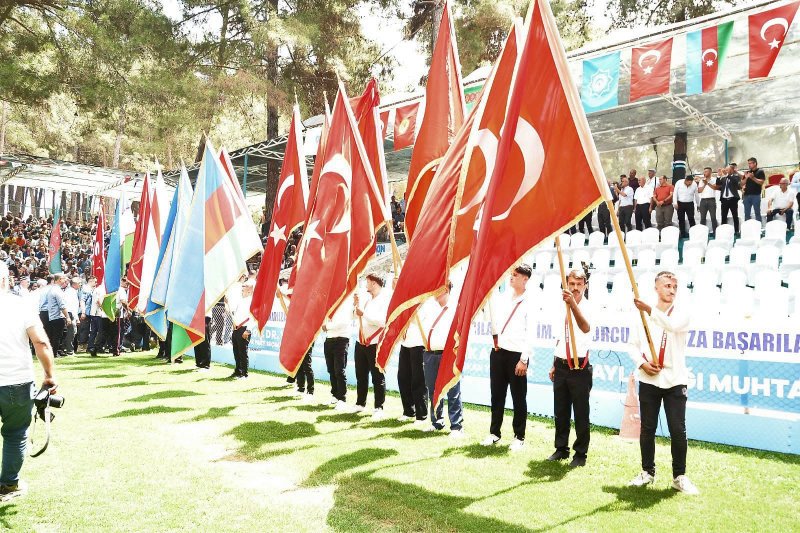 YAYLADAĞI’NDA PROTOKOL VATANDAŞLARI SELAMLADI