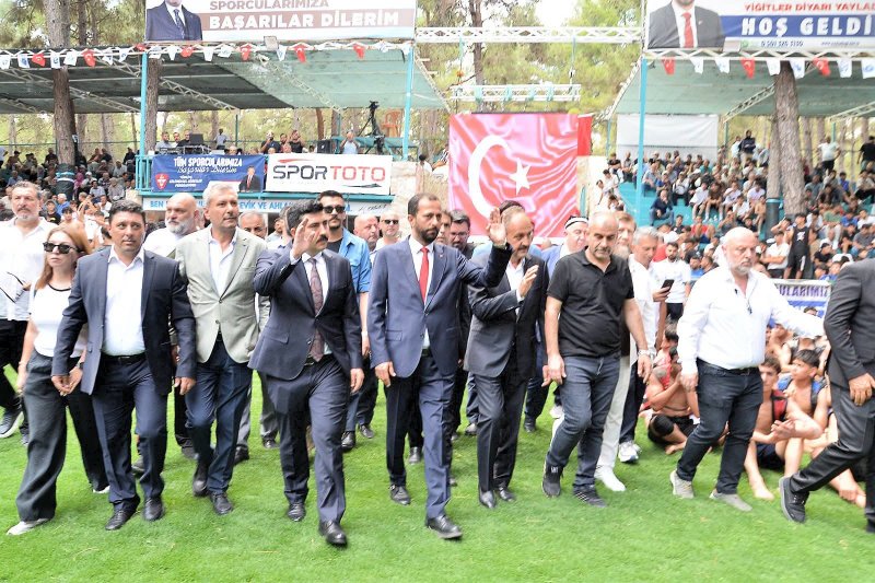 YAYLADAĞI’NDA PROTOKOL VATANDAŞLARI SELAMLADI