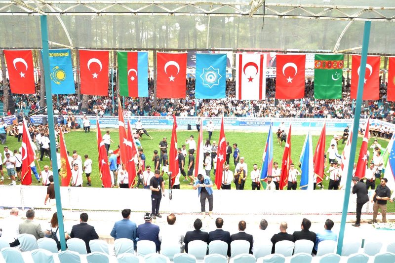 YAYLADAĞI’NDA PROTOKOL VATANDAŞLARI SELAMLADI