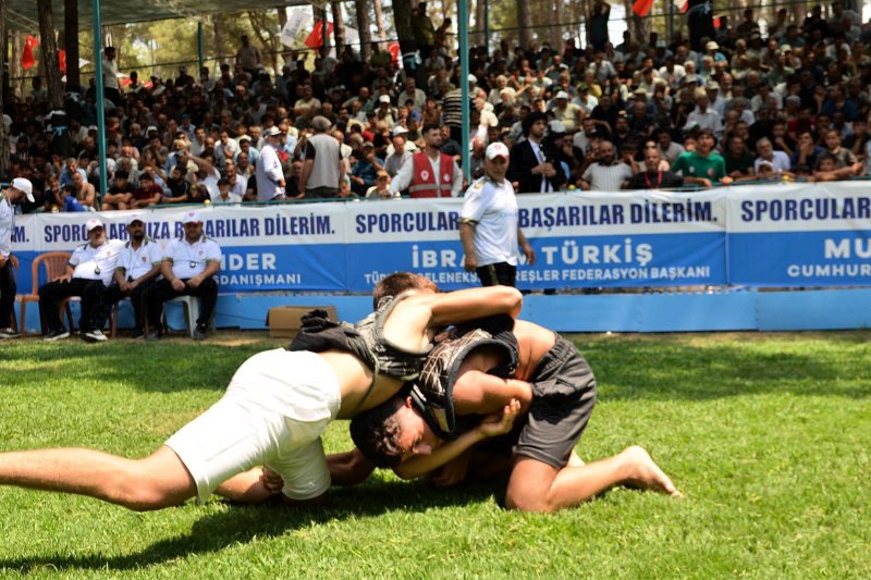YAYLADAĞI’NDA PROTOKOL VATANDAŞLARI SELAMLADI