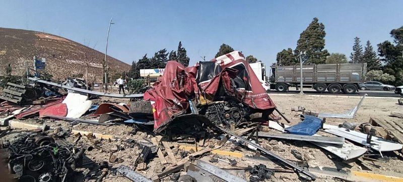 Belen'de TIR otomobille çarpıştı, devrildi. Sürücü Y.Ö. yaralı olarak hastaneye kaldırıldı. Play Video HATAY'ın Belen ilçesinde, otomobille çarpışıp refüje devrilen TIR'ın sürücüsü Y.Ö. (31), yaralandı.Kaza, saat 15.30 sıralarında, Belen-Kırıkhan kara yolu Topboğazı mevkisinde meydana geldi. Y.Ö. yönetimindeki iş makinesi parçası yüklü ELA JM70 plakalı TIR, F.D.B.'nin (36) kullandığı 27 UG 805 plakalı otomobile çarptıktan sonra refüje devrildi. TIR hurdaya dönerken, dorsedeki parçalar yola savruldu. İhbar üzerine bölgeye sağlık ve itfaiye ekipleri sevk edildi. Yaralanan Y.Ö., sağlık görevlilerinin ilk müdahalesinin ardından ambulansla hastaneye kaldırdı. Kazaya ilişkin inceleme başlatıldı. Kaynak: DHA Güncel, Hatay, Belen, Kaza, Son Dakika Son Dakika › Güncel › Hatay'da TIR Kazası: Sürücü Yaralandı - Son Dakika Sizin düşünceleriniz neler ? Yorum yapmak için giriş yapınız... SonDakika.com'da yer alan yorumlar, kullanıcıların kişisel görüşlerini yansıtır ve sondakika.com'un editöryal politikası ile örtüşmeyebilir. Yorumların hukuki sorumluluğu tamamen yazarlarına aittir. İlginizi Çekebilir İtalyan tasarımı Welder tüm renkleriyle bileğinde! Saat ve Saat Şimdi alışveriş yapın Güçlü bir Universe Constant imzası: Nebulon Chrono Saat Ve Saat Şimdi alışveriş yapın Hemen ING'li olun, sizi yiyip bitiren masraflardan kurtulun ING Daha fazlasını keşfet Aç karnına bir bardak içtiğinizde prostatı unutacaksınız Solveex Daha Fazla Öğren Kastamonu'nun dağlarından gelen gerçek kestane balı Kastamonu Kestane Balı Daha fazla bilgi edinin What Your Belly Button Shape Says About Your Personality Zestradar Learn more Cezaevleri fena karıştı! Beşikçioğlu: Onların yüzünden buradayım Kim Kardashian: What Fans Started Noticing Recently Zestradar Learn more Actors Reveal Which Co-Stars Were Best To Kiss On Camera Zestradar Learn more Even The Obamas Aren't Immune To Divorce Speculation Zestradar Learn more Katarakt Ameliyatı 2026 Türkiye Fiyatları: Devlet ve özel hastane ücretleri ne kadar? lifestyletips101.com Buna bir bakın These Stone Creations Shouldn't Be Possible For Their Time Zestradar Learn more These 10 Ancient Creatures Dominated Earth—Then Vanished Zestradar Learn more Kılıçdaroğlu'nun giderlerini karşılayan iş insanını açıkladı It Looks Like Love… But Feels Like Something Else? Zestradar Learn more