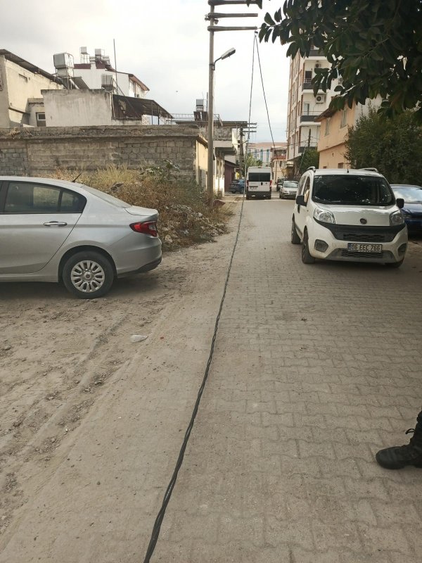 Yıkımı yapılan 5 katlı bina, vatandaşların yaşadığı binanın üzerine devrildi