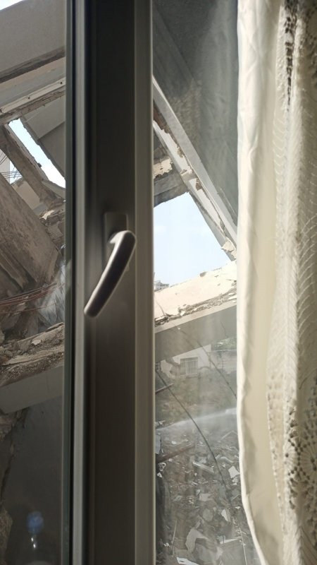 Yıkımı yapılan 5 katlı bina, vatandaşların yaşadığı binanın üzerine devrildi