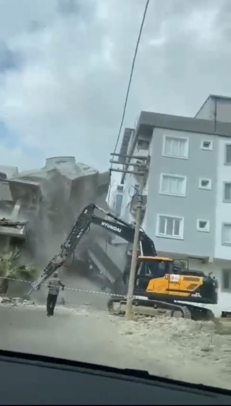 Yıkımı yapılan 5 katlı bina, vatandaşların yaşadığı binanın üzerine devrildi