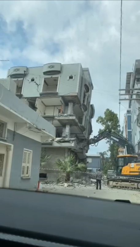 Yıkımı yapılan 5 katlı bina, vatandaşların yaşadığı binanın üzerine devrildi