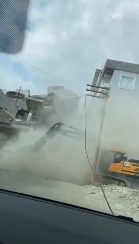 Yıkımı yapılan 5 katlı bina, vatandaşların yaşadığı binanın üzerine devrildi