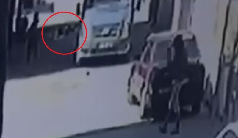  HATAY (İHA) - Hatay'ın Kırıkhan ilçesinde 4 yaşındaki Elif Çakıroğlu'nun sokakta oyun oynadığı esnada kamyonetin altında kalarak can verdiği anlar kameraya yansıdı.