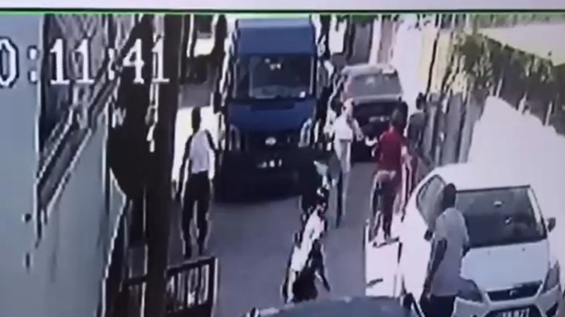  HATAY (İHA) - Hatay'ın Kırıkhan ilçesinde 4 yaşındaki Elif Çakıroğlu'nun sokakta oyun oynadığı esnada kamyonetin altında kalarak can verdiği anlar kameraya yansıdı.